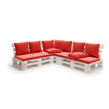 Угловой диван из паллет белого цвета с красными подушками
