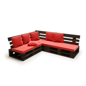 Угловой диван из паллет черного цвета с красными подушками