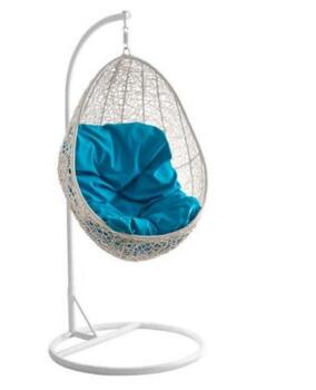 Подвесное кресло белого цвета с голубой подушкой