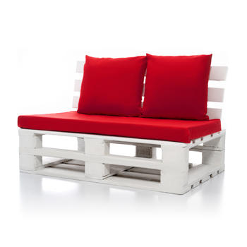 Кресло из паллет белого цвета с красными подушками